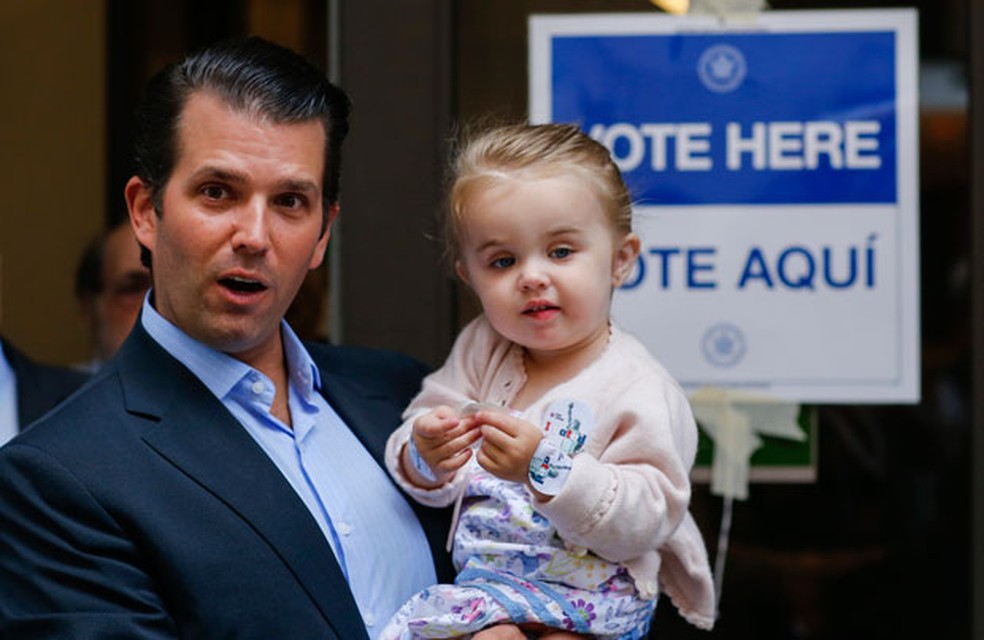 Donald Trump Jr. levou a filha ao votar em seu pai nas primárias republicanas em Manhattan, Nova York (Foto: AFP Photo/Eduardo Munoz Alvarez)