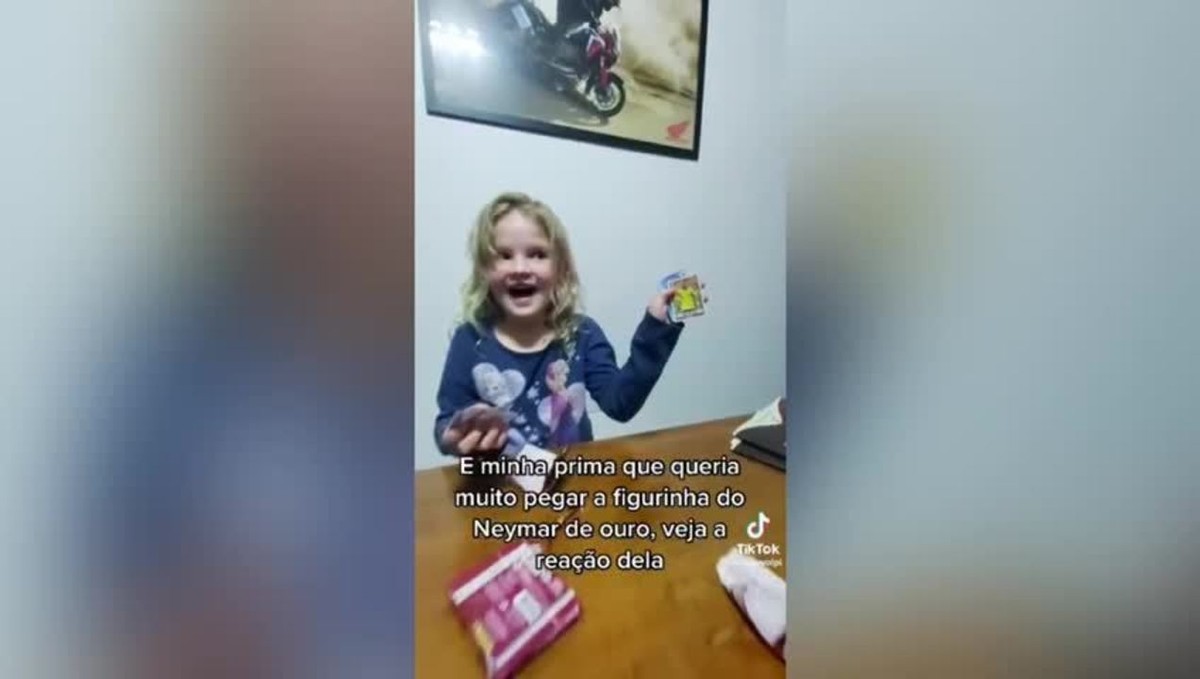 Menina encontra figurinha de ouro do Neymar e chama a atenção do