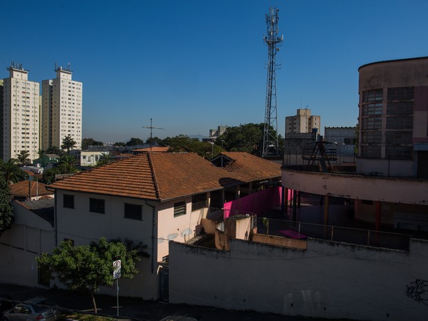 Da rua é possível ver que o telhado da escola caiu (Foto: Victor Moriyama/G1)