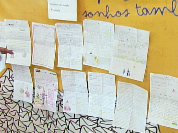 Cartinhas para Papai Noel podem ser retiradas nos Correios (Foto: Marcelo Rodrigues/ Reprodução EPTV)