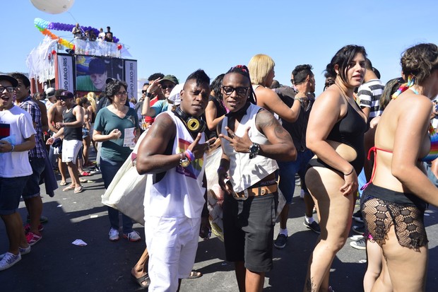 EGO Leandra Leal Pep E Nenm Prestigiam Parada Gay No Rio