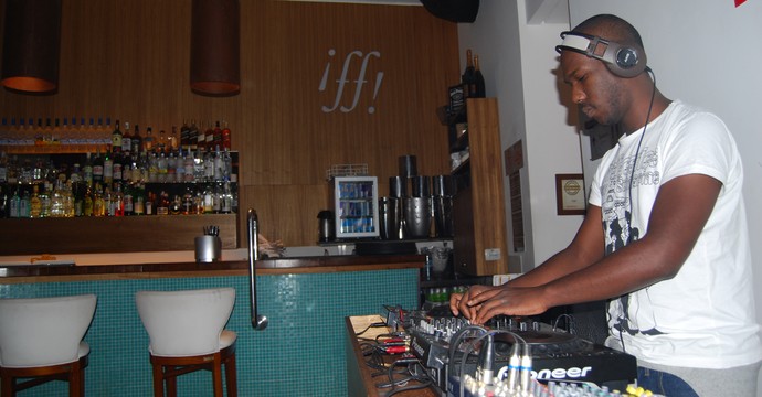 DJ filho nigeriano bar (Foto: Marcello Carvalho)