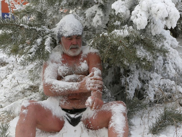 Bocharov ainda cobriu o corpo com neve após sair da água (Foto: Ilya Naymushin/Reuters)