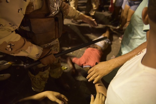 Homem baleado no circuito em Salvador (Foto: Elias Dantas/Ag. Haack)