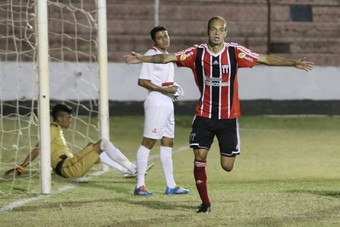 Carlão, atacante do Botafogo-SP celebra gol diante do Batatais (Foto: Rogério Moroti / Agência Botafogo)