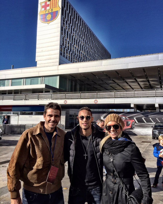 Carol com Neymar e o marido dela, Paulo, que é fã do Barça (Foto: Arquivo Pessoal)