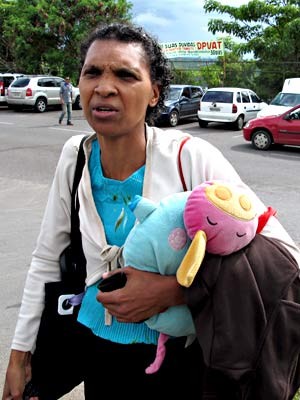 A dona de casa Lúcia Mara inácio, que não conseguiu ver a filha internada no hospital (Foto: Lucas Nanini/G1)
