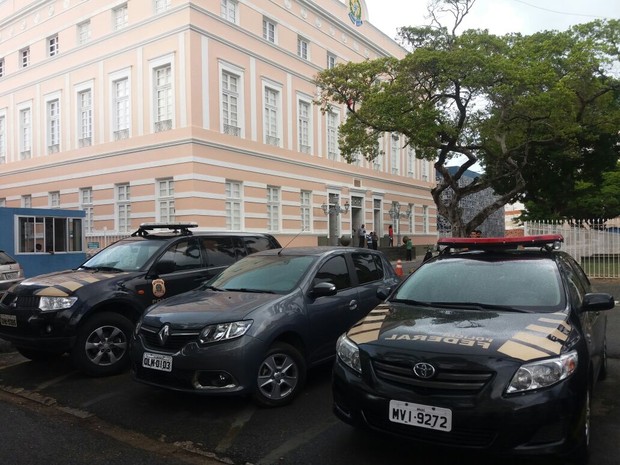 Duas viaturas da Polícia Federal estão na Assembleia Legislativa de Alagoas (Foto: Suely Melo/G1)