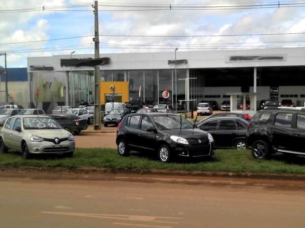 Veículos novos ficam expostos a clientes em canteiro central, em Porto Velho