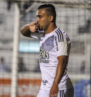 Atrás de Pottker, Corinthians agenda reunião com empresário para quinta