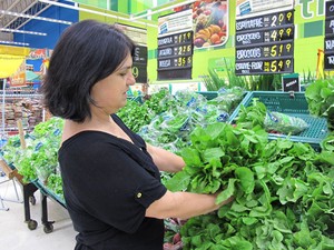 Nutricionista sugere rúcula para salada (Foto: Mariane Rossi/G1)