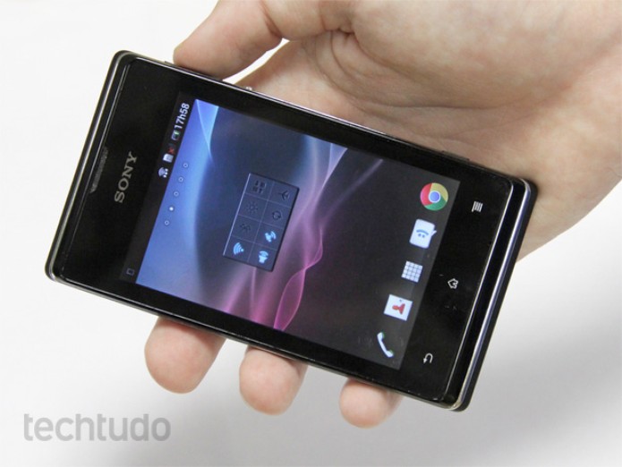 Xperia E dual, o smartphone de dois chips da Sony (Foto: Isadora Díaz/TechTudo) Xperia E dual, o smartphone de dois chips da Sony (Foto: Isadora Díaz/TechTudo)