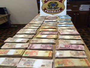 Homem foi preso em flagrante pela PF, na terça-feira,15, com R$ 210 mil  (Foto: Polícia Federal/Divulgação )