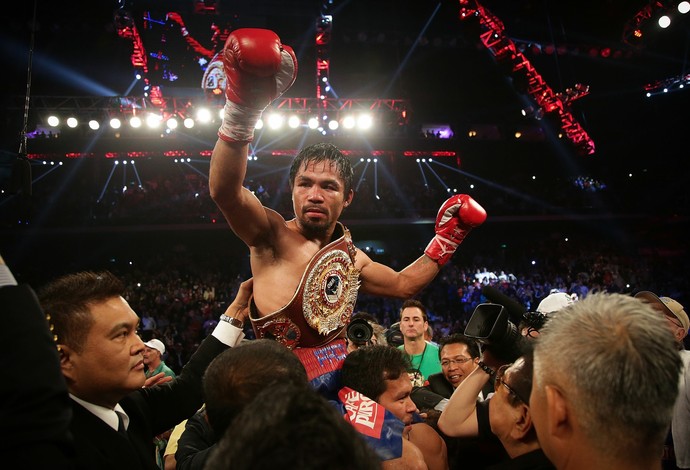 Manny Pacquiao comemora a conquista do cinturão dos meio-médios da WBO (Foto: Getty Images)