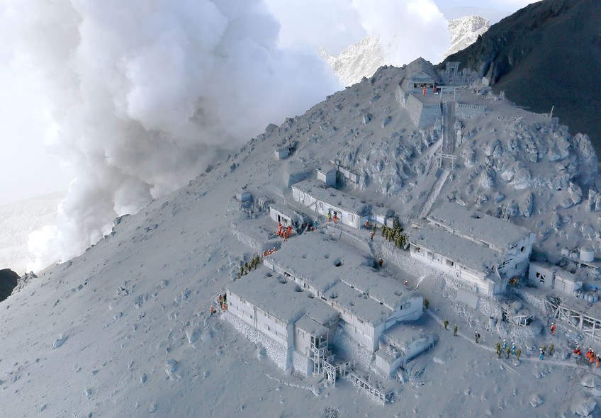  Bombeiros e forças de defesa conduzem operação de resgate no Monte Ontake, no Japão, neste domingo (28), após vulcão entrar em erupção