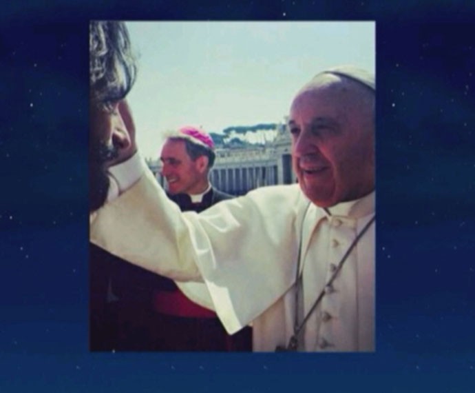 Rodrigo Santoro mostra foto ao lado do papa Francisco (Foto: Reprodução)