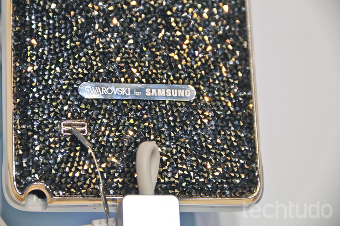 Parte traseira do Galaxy Note 4 com cristais; smartphone fica mais grosso e pode machucar (Foto: Fabrício Vitorino/TechTudo) Parte traseira do Galaxy Note 4 com cristais; smartphone fica mais grosso e pode machucar (Foto: Fabrício Vitorino/TechTudo)