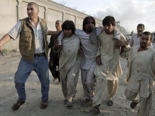 Soldados da Otan no Afeganistão sofrem ataque suicida. (Foto: Rahmat Gul/AP)