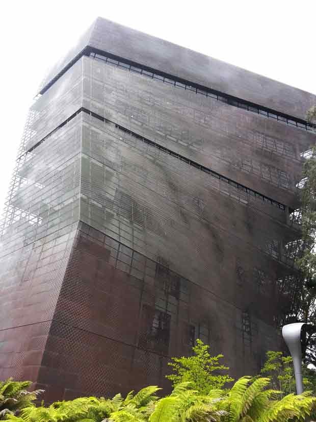 Outro prédio ‘bird-friendly’, o De Young Museum, em São Francisco, cujas janelas são cobertas por uma tela de cobre perfurada. A ‘segunda pele’ controla a luz e o calor, além de tornar o vidro mais seguro para pássaros. (Foto: AP Photo/American Bird Conservancy, Christine Sheppard) Outro prédio ‘bird-friendly’, o De Young Museum, em São Francisco, cujas janelas são cobertas por uma tela de cobre perfurada. A ‘segunda pele’ controla a luz e o calor, além de tornar o vidro mais seguro para pássaros. (Foto: AP Photo/American Bird Conservancy, Christine Sheppard)