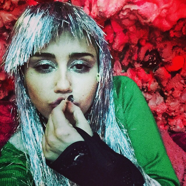 Miley Cyrus é clicada fumando cigarro suspeito; veja fotos