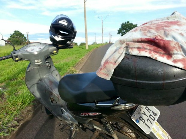 Motocicleta e camiseta usada para estampar sangue ficaram manchadas (Foto: Adolfo Lima/ TV TEM)