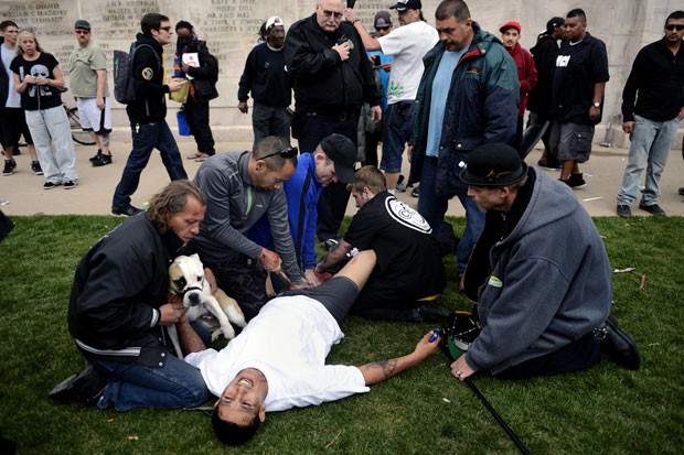 Um homem e uma mulher levaram um tiro na perna cada um e um jovem foi atingido de raspão por uma bala (Foto: Joe Amon/Denver Post/AP)
