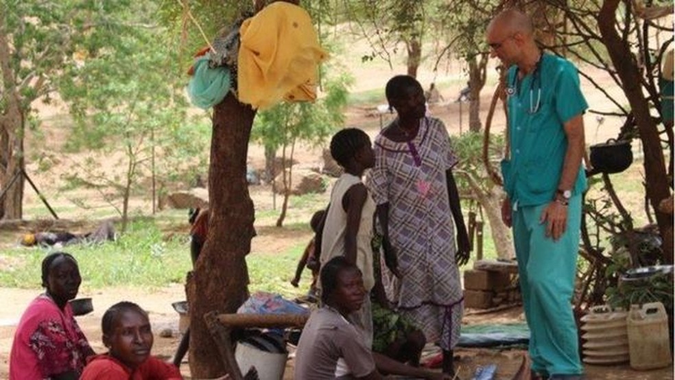 Para dar conta dos pacientes, médico vive no hospital Mother of Mercy  (Foto: Divulgação/ BBC)