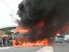 Carro pega fogo e interdita trânsito no Centro de Vitória