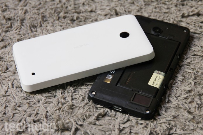 Entradas para cartão microSD e chip de operadora ficam sob a tampa traseira do Lumia 635 (Foto: Tainah Tavares/TechTudo) Entradas para cartão microSD e chip de operadora ficam sob a tampa traseira do Lumia 635 (Foto: Tainah Tavares/TechTudo)