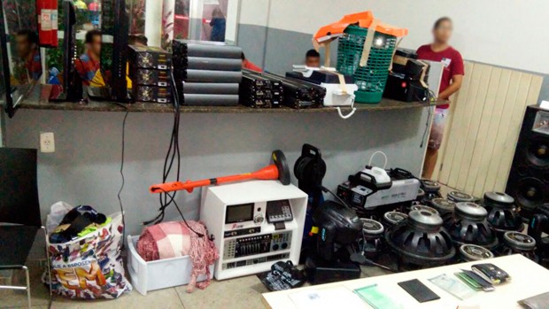 Vários equipamentos de som o objetos foram apreendidos com os suspeitos (Foto: Divulgação/Polícia Militar do RN)