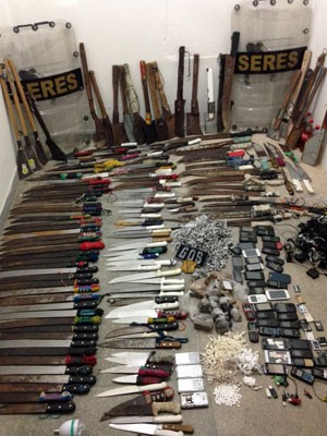 Mais de 150 facas, foices e facões foram encontrados em vistoria realizada nesta segunda (Foto: Seres/Divulgação)