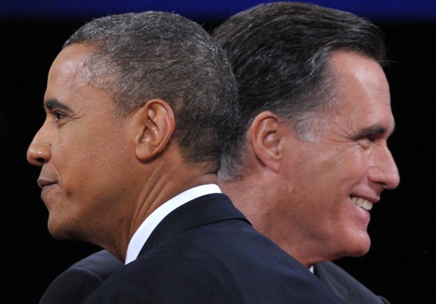 O presidente dos EUA, Barack Obama, e seu rival Mitt Romney durante o debate desta segunda-feira (22) em Boca Raton, na Flórida (Foto: AFP)