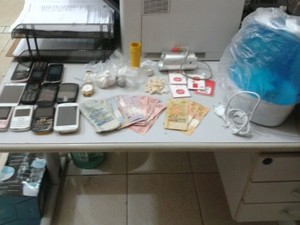 Objetos encontrados com conduzidos (Foto: Polícia Civil/ Divulgação)