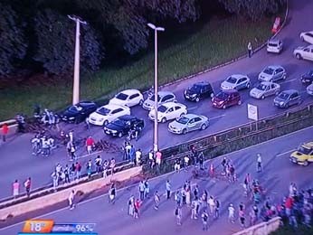 Manifestantes usaram pedaços de madeira para bloquear a Estrutural (Foto: TV Globo/Reprodução) Manifestantes usaram pedaços de madeira para bloquear a Estrutural (Foto: TV Globo/Reprodução)