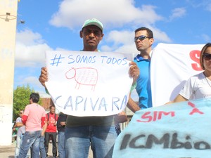 Manifestante exibe cartaz #somostodoscapivara (Foto: Pedro Santiago/G1)
