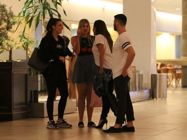 Dani Calabresa e Anitta com amigos em shopping na Zona Oeste do Rio (Foto: Fábio Moreno/ Ag. News)