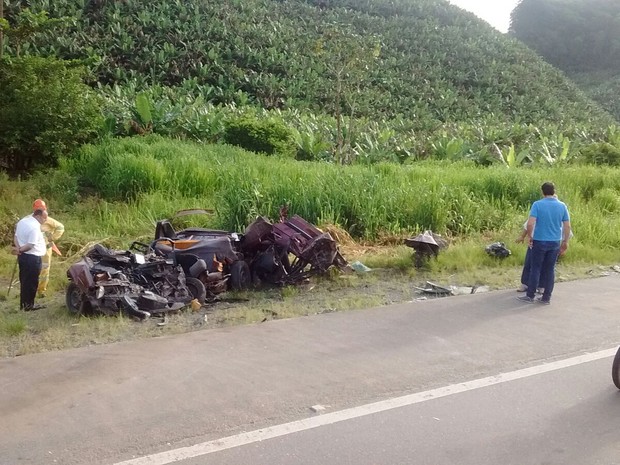 Carro ficou completamente destruído após colisão frontal na Rodovia Padre Manoel da Nóbrega (Foto: G1)