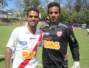 Wesley e do goleiro André villa nova (Foto: Wagner Augusto/Villa Nova)