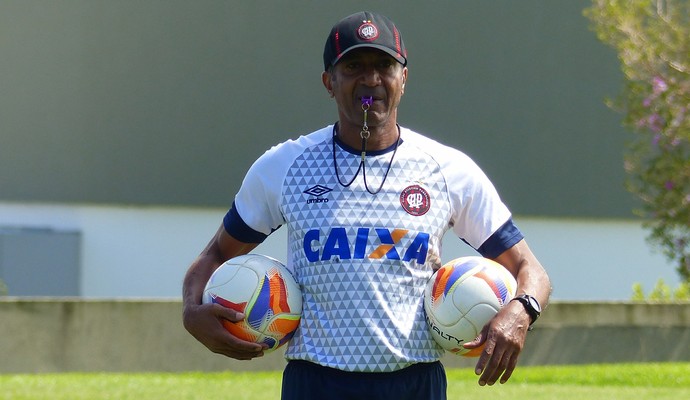 No aeroporto, Cristóvão Borges despista sobre acerto com Corinthians