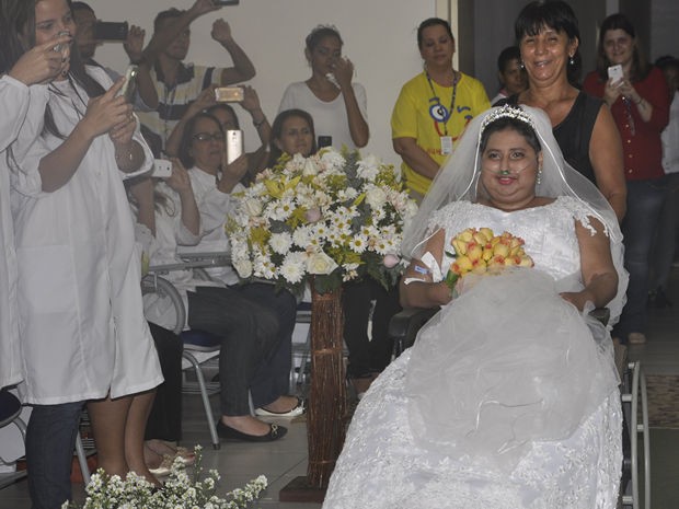 Noiva está na cadeira de rodas há quatro meses e foi levada ao altar pela mãe (Foto: Kelly Martins/G1 MT)