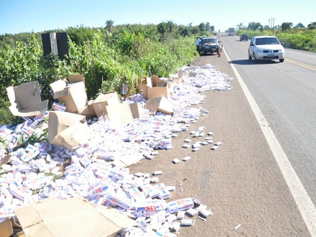 Motorista de caminhão com cigarros contrabandeados morre na 163 (Foto: Maressa Mendonça/G1MS)