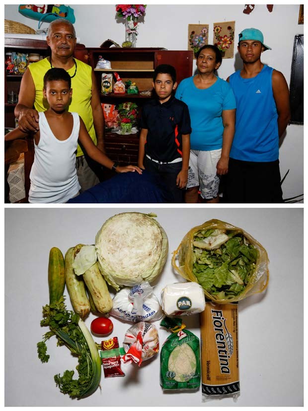 Jhonny Mendez, de 58 anos, com sua família; abaixo, os alimentos encontrados em sua casa: vegetais, macarrão, farinha e molho de tomate (Foto: REUTERS/Carlos Garcia Rawlins)