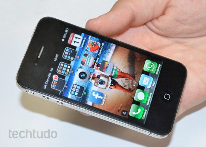 iPhone 4 tem tela de 3,5 polegadas em boa resolução (Foto: Isadora Díaz/TechTudo) iPhone 4 tem tela de 3,5 polegadas em boa resolução (Foto: Isadora Díaz/TechTudo)