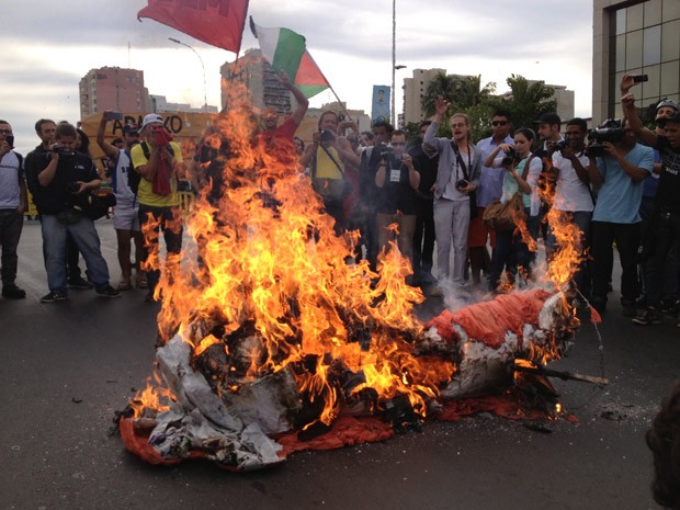 Réplica da taça da Copa do Mundo foi queimada durante protesto em Brasília (Foto: Felipe Néri / G1)