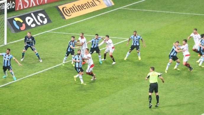 bola aérea Grêmio Renato marcação individual (Foto: Eduardo Moura/GloboEsporte.com)