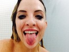Ex-BBB Clara tira foto tomando banho com a maquiagem borrada