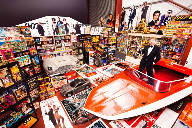 Nick Bennett, de 47 anos, tem maior coleção de objetos ligados ao agente 007 (Foto: AFP/Guinness World Records/Richard Bradbury)