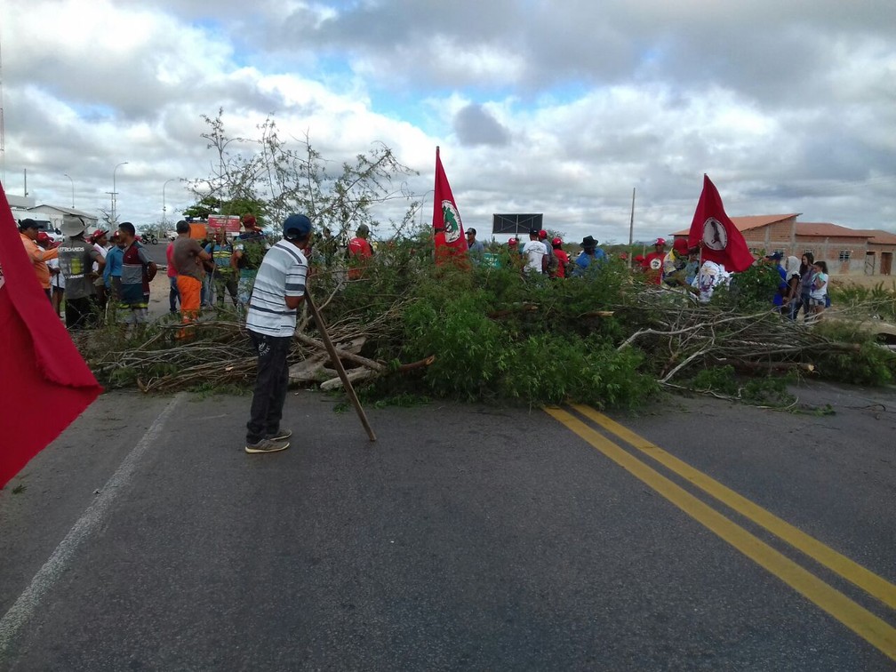 Trechos de rodovias no estado foram fechadas em protesto (Foto: Divulgação/PRF) Trechos de rodovias no estado foram fechadas em protesto (Foto: Divulgação/PRF)