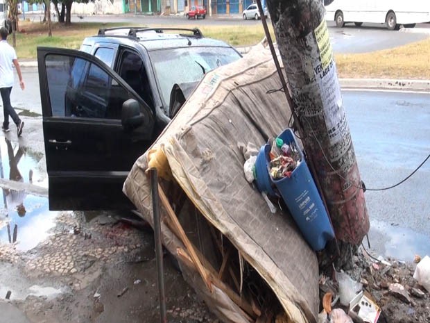 2 pessoas ficam feridas aps carro bater em poste em Itapu em Salvador (Foto: Reproduo / TV Bahia)