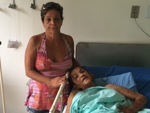 Rosângela acompanha a sogra do filho, Maria de Fátima, que precisa de uma cirurgia de retirada das mamas (Foto: Cristina Boeckel/ G1)
